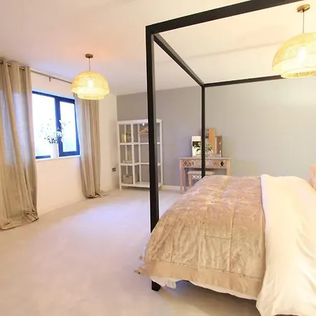 Cabot Mews 9 Apartment