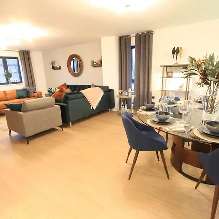 Cabot Mews 9 Apartment