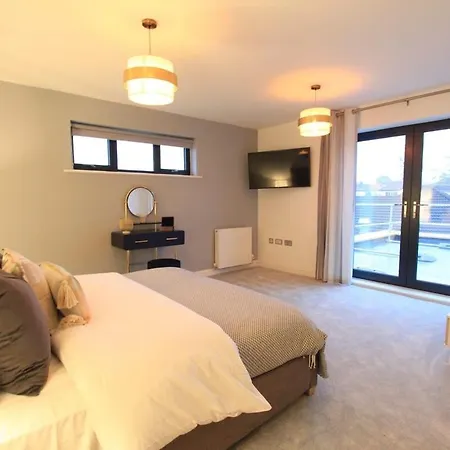 Cabot Mews 9 *