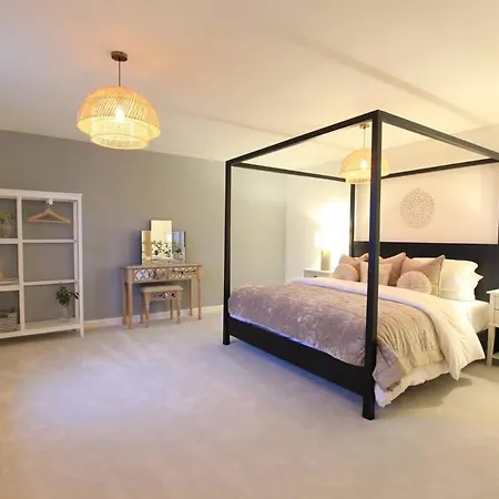 Cabot Mews 9 Apartment *