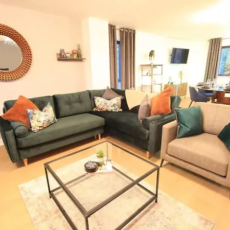 Cabot Mews 9 *